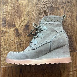NWOT GORGEOUS wedge boots